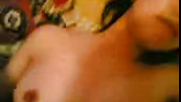 Versaute indische Amateur-Brünette zeigt ihre Titten und kitzelt sinnliche frauenpornos ihre Muschi